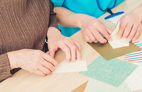 リハビリをしている老人