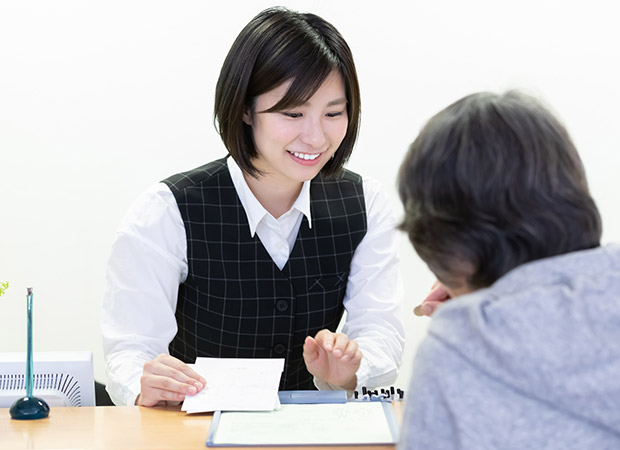 会計をしている老人