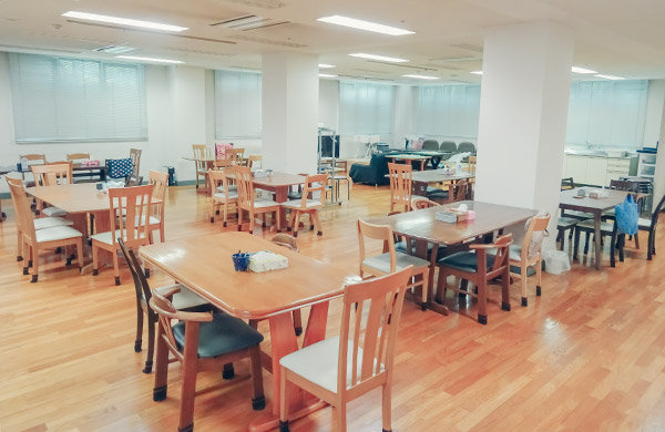 折り紙をしている老人